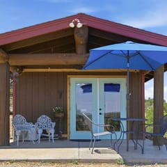 Charming rustic 1 bedroom cabin
