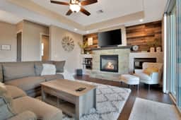 *luxliving*spacious and stylish home!5Min to town