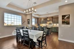 *luxliving*spacious and stylish home!5Min to town
