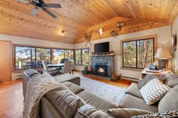 Beautiful forest retreat with stunning views