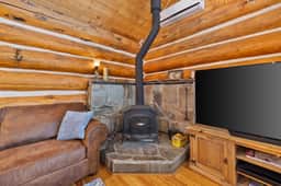 Cozy log cabin with loft, deck & rustic charm!
