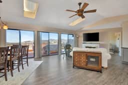Views 15min from the square! Close to lynx Lake