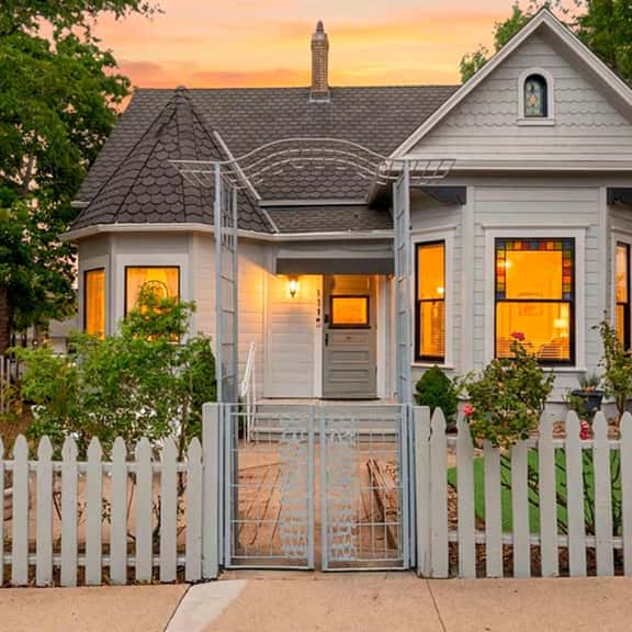 The Ultimate Historic Vibe: Queen Anne Victorian Meets Modern Indie Style Just Steps from The Courthouse Square - Image 1