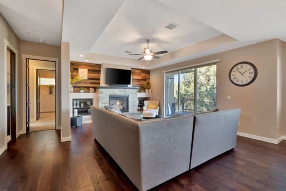 *luxliving*spacious and stylish home!5Min to town