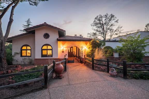 Central to Sedona and trails w/ pool and Spa!