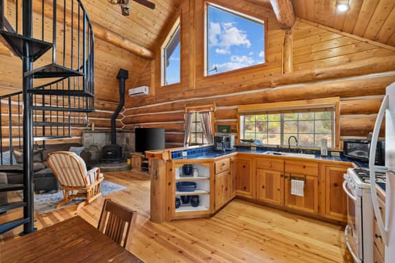 Cozy log cabin with loft, deck & rustic charm!