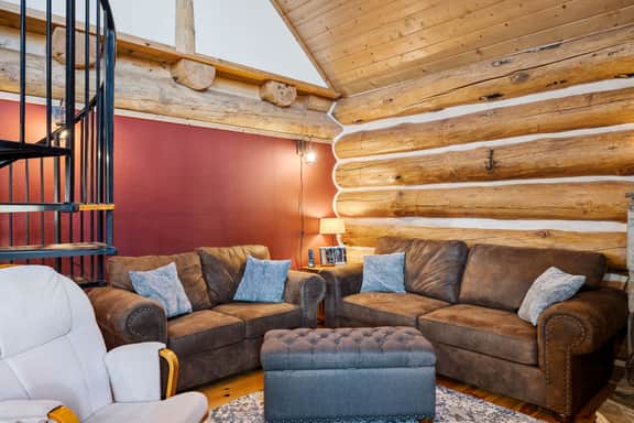 Cozy log cabin with loft, deck & rustic charm!