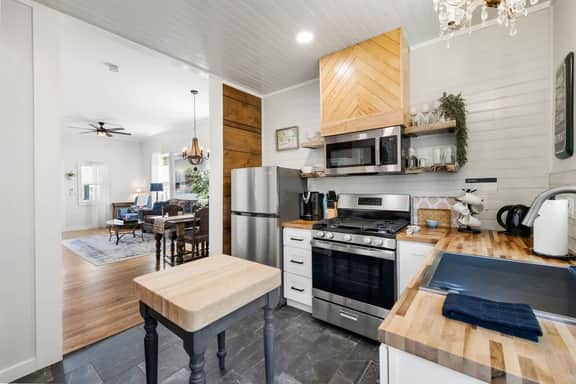 Historic Downtown Getaway! Close to everything.