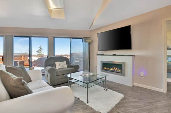 Views 15min from the square! Close to lynx Lake