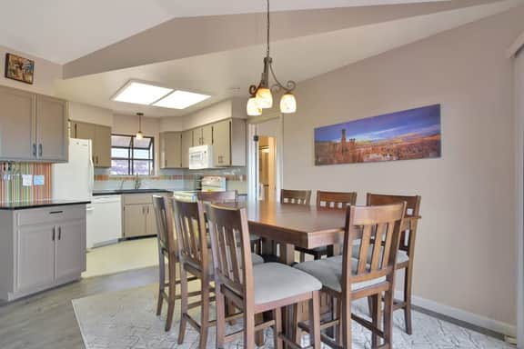 Views 15min from the square! Close to lynx Lake
