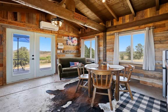 Charming rustic 1 bedroom cabin