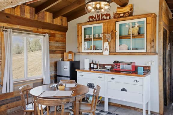 Charming rustic 1 bedroom cabin