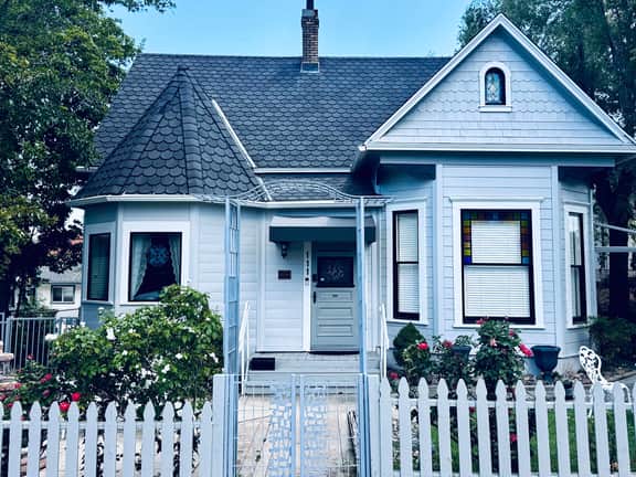 The Ultimate Historic Vibe: Queen Anne Victorian Meets Modern Indie Style Just Steps from The Courthouse Square - Image 2
