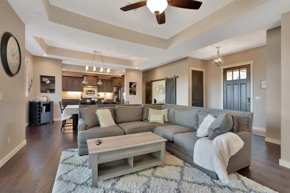 *luxliving*spacious and stylish home!5Min to town