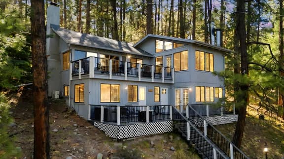 Beautiful forest retreat with stunning views