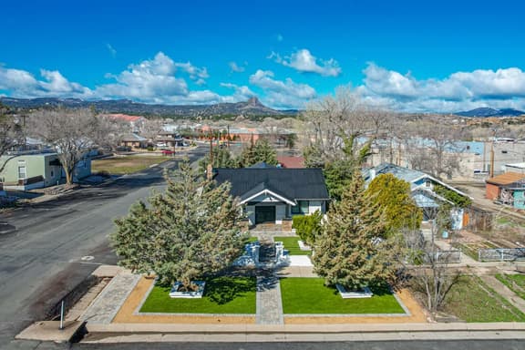 CC*New Listing*Walk to the Square*New Remodel*