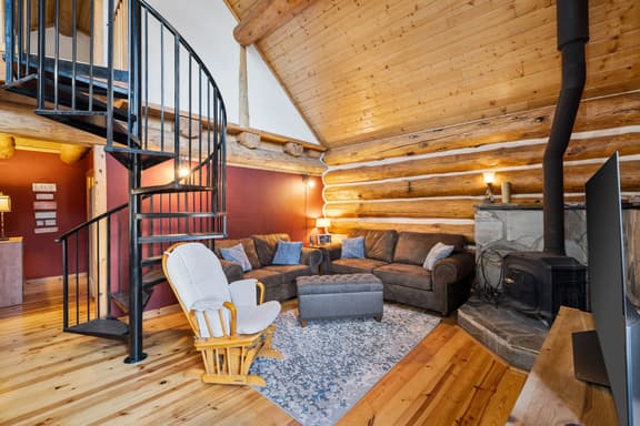 Cozy log cabin with loft, deck & rustic charm!