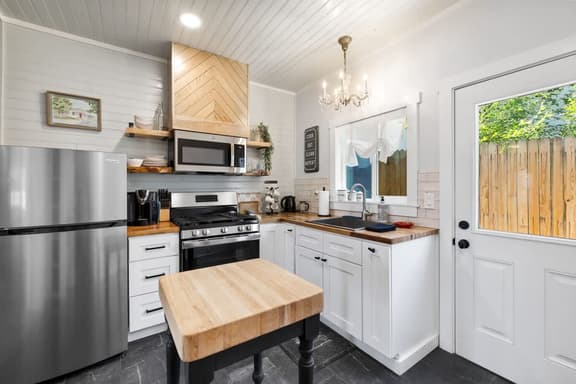 Historic Downtown Getaway! Close to everything.