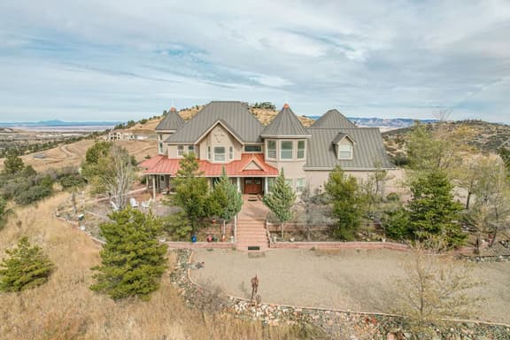 Large Home Perfect for family gatherings Views