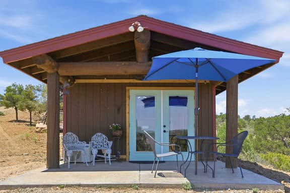 Charming rustic 1 bedroom cabin
